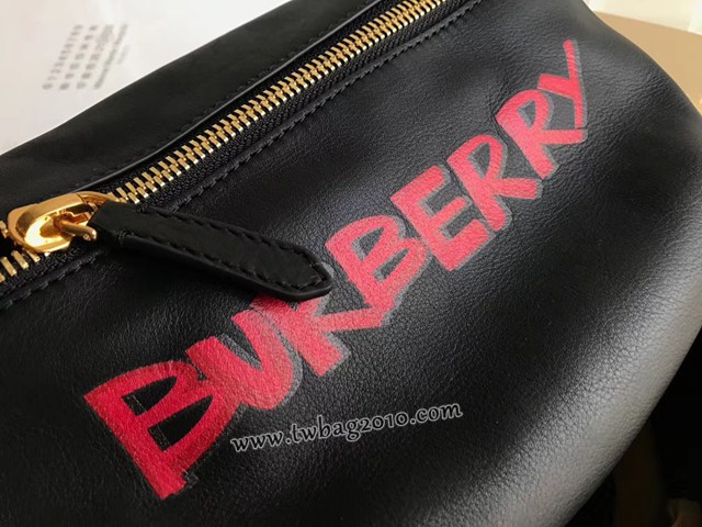 Burberry專門店新款斜挎男士腰包胸包 巴寶莉品牌徽章壓花黑色腰包 yxb1124